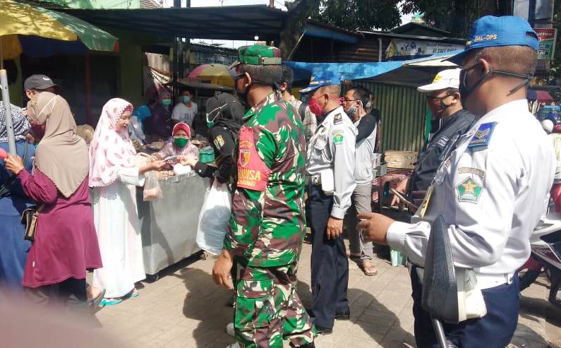 Pembeli dan Pedagang Pasar Mendapat Masker Gratis Dari Babinsa Pandanwangi