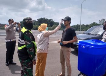 Pengendara Yang Melintas di Exit Tol Madyopuro Diperiksa Kesehatannya Terkait Covid-19