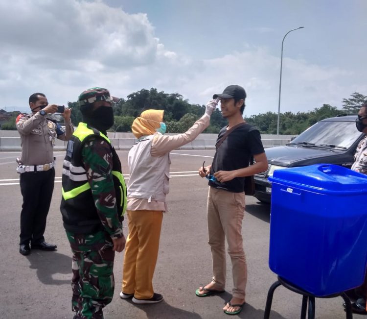 Pengendara Yang Melintas di Exit Tol Madyopuro Diperiksa Kesehatannya Terkait Covid-19