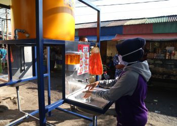 Polinema Bagikan Wastafel Portabel Gratis di Pasar-Pasar Kota Malang
