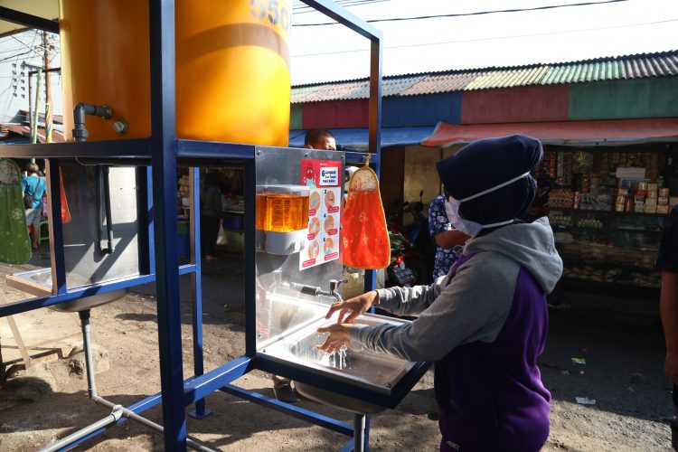 Polinema Bagikan Wastafel Portabel Gratis di Pasar-Pasar Kota Malang