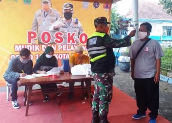 Dandim 0833 Dan Forkopimda Kota Malang Lakukan Peninjauan Dan Pembagian Masker Di Pasar Induk Gadang