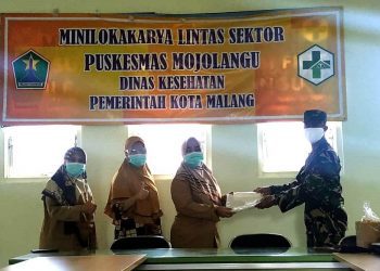 Danramil Kedungkandang Serahkan Bantuan APD Ke Tiga Puskesmas Di Wilayahnya