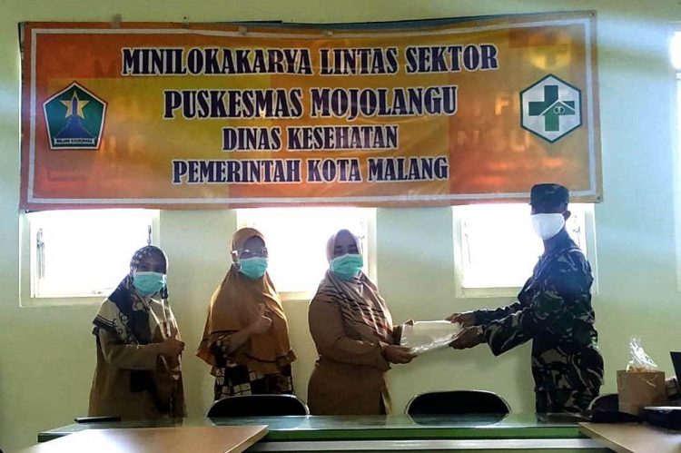 Danramil Kedungkandang Serahkan Bantuan APD Ke Tiga Puskesmas Di Wilayahnya