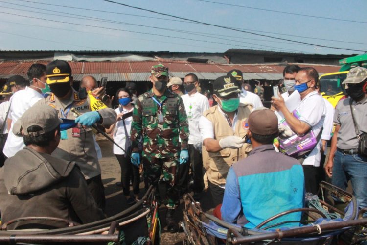 Dandim 0833 Dan Forkopimda Kota Malang Lakukan Peninjauan Dan Pembagian Masker Di Pasar Induk Gadang