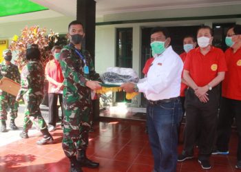 Dandim 0833 Dan Forkopimda Kota Malang Lakukan Peninjauan Dan Pembagian Masker Di Pasar Induk Gadang