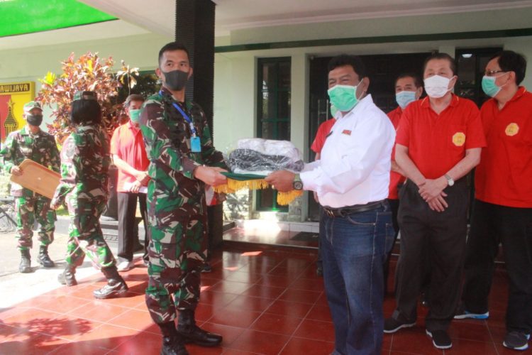 Dandim 0833 Dan Forkopimda Kota Malang Lakukan Peninjauan Dan Pembagian Masker Di Pasar Induk Gadang