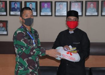 Dandim 0833 Dan Forkopimda Kota Malang Lakukan Peninjauan Dan Pembagian Masker Di Pasar Induk Gadang