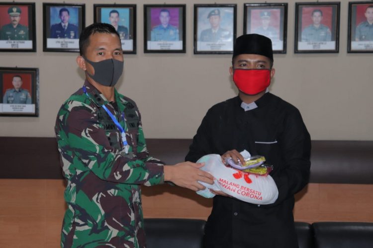Dandim 0833 Dan Forkopimda Kota Malang Lakukan Peninjauan Dan Pembagian Masker Di Pasar Induk Gadang