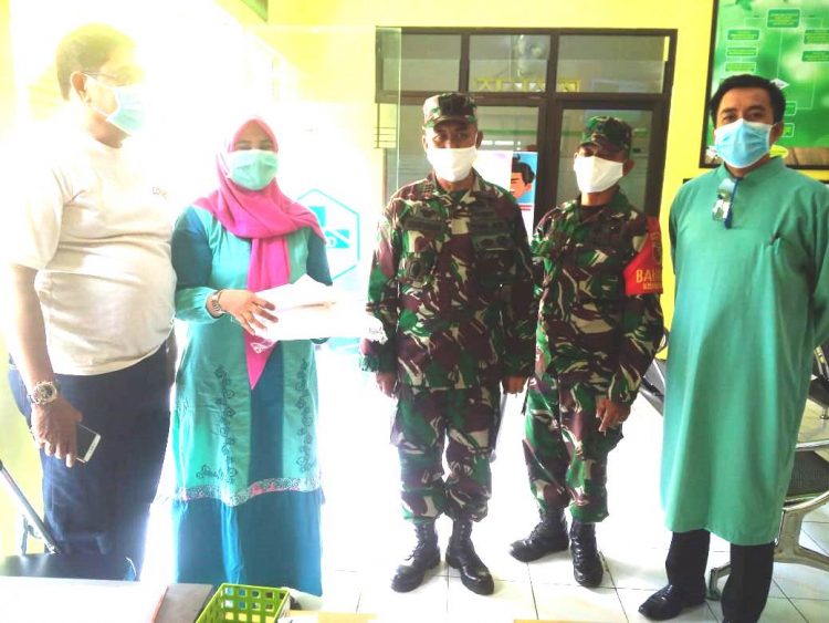 Danramil Kedungkandang Serahkan Bantuan APD Ke Tiga Puskesmas Di Wilayahnya