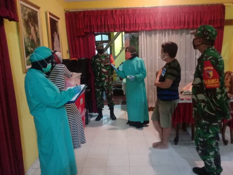 Babinsa Bandungrejosari Dampingi Petugas Puskesmas Janti Melakukan Pengecekan Dan Pendataan ODP Covid-19