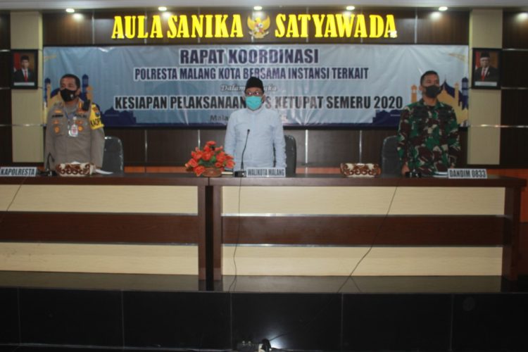 Dandim 0833 Dan Forkopimda Kota Malang Lakukan Peninjauan Dan Pembagian Masker Di Pasar Induk Gadang