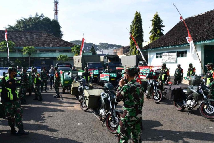 Korem 083 Bagikan 3.000 Paket Sembako Untuk Didistribusikan Ke Masyarakat Melalui Kodim 0833 Kota Malang