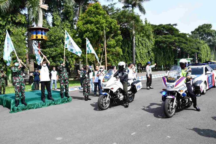 Komunitas Kasih Untuk Arema Serahkan Bantuan Kepada Masyarakat Terdampak Pandemi Covid-19 Melalui TNI Polri