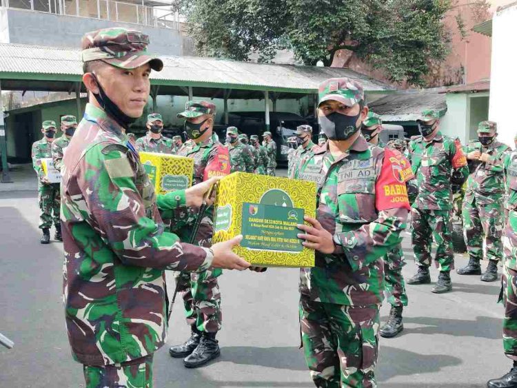 Jelang Lebaran Dandim 0833 Kota Malang Bagikan Bingkisan Kepada Prajurit dan ASN Kodim 0833