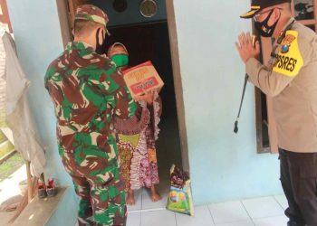 Kapolresta Malang Kota dan Dandim 0833 Kota Malang Blusukan Door To Door Berikan Bantuan Warga Terdampak Covid-19