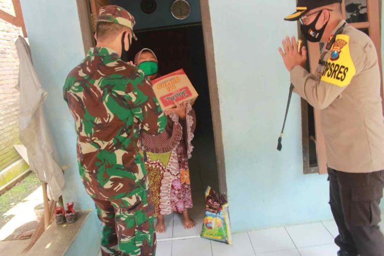 Kapolresta Malang Kota dan Dandim 0833 Kota Malang Blusukan Door To Door Berikan Bantuan Warga Terdampak Covid-19