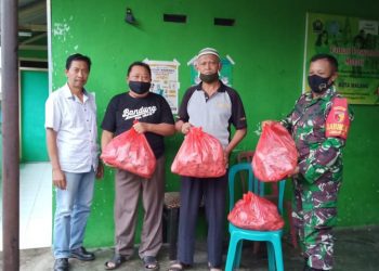 Babinsa Kodim 0833 Bagikan Ratusan Nasi Bungkus Ke Warga Sawojajar