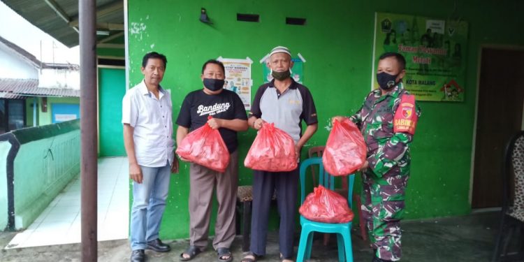 Babinsa Kodim 0833 Bagikan Ratusan Nasi Bungkus Ke Warga Sawojajar