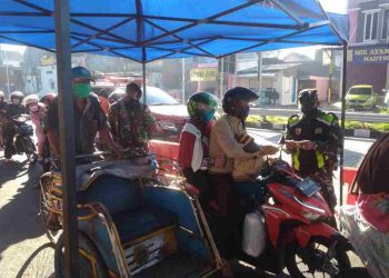Personel Kodim 0833 Kota Malang tetap Amankan Penerapan PSBB Di Pos Check Point Madyopuro