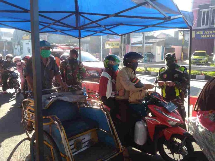 Personel Kodim 0833 Kota Malang tetap Amankan Penerapan PSBB Di Pos Check Point Madyopuro