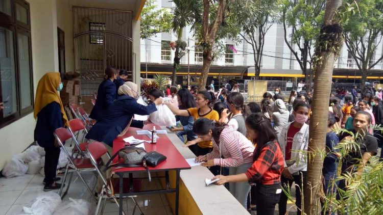Kampus FEB Unmer Malang Beri Bantuan Paket Sembako Bagi Mahasiswanya Yang Tidak Pulang Kampung