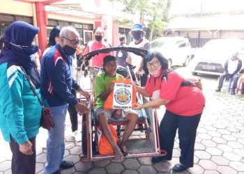 Happy Lansia Alumni SMEA Ardjuna Malang Bagikan Sembako Kepada Masyarakat Terdampak