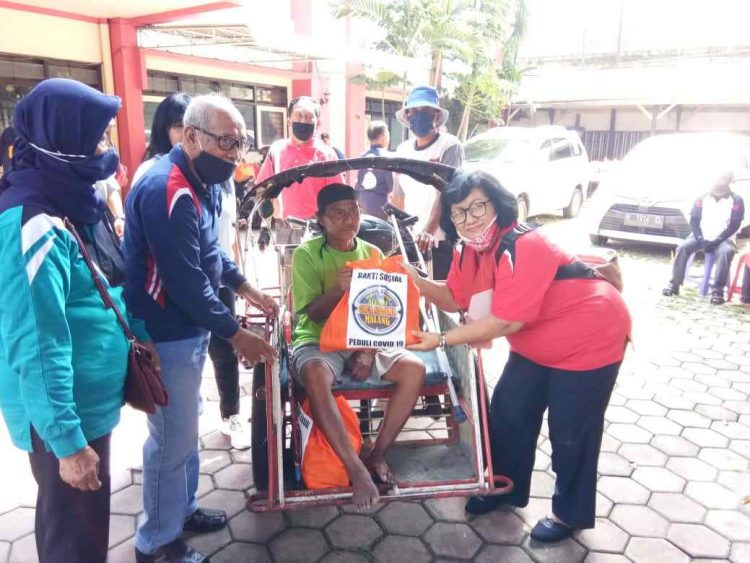 Happy Lansia Alumni SMEA Ardjuna Malang Bagikan Sembako Kepada Masyarakat Terdampak