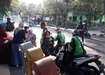 Persit Koramil Sukun Kota Malang Berbagi Takjil Gratis