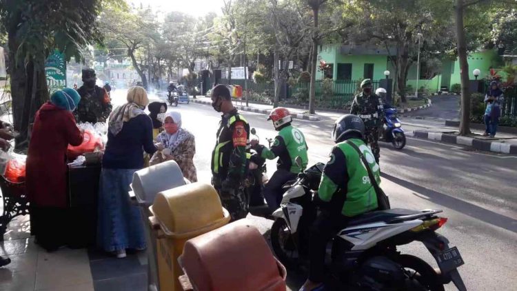 Persit Koramil Sukun Kota Malang Berbagi Takjil Gratis