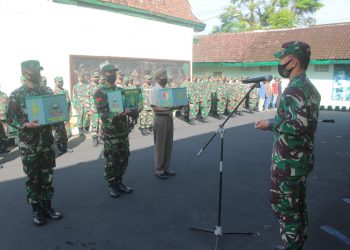 Dandim 0833 Kota Malang Serahkan Bingkisan Lebaran Kepada Anggotanya