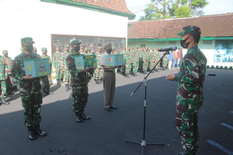 Dandim 0833 Kota Malang Serahkan Bingkisan Lebaran Kepada Anggotanya