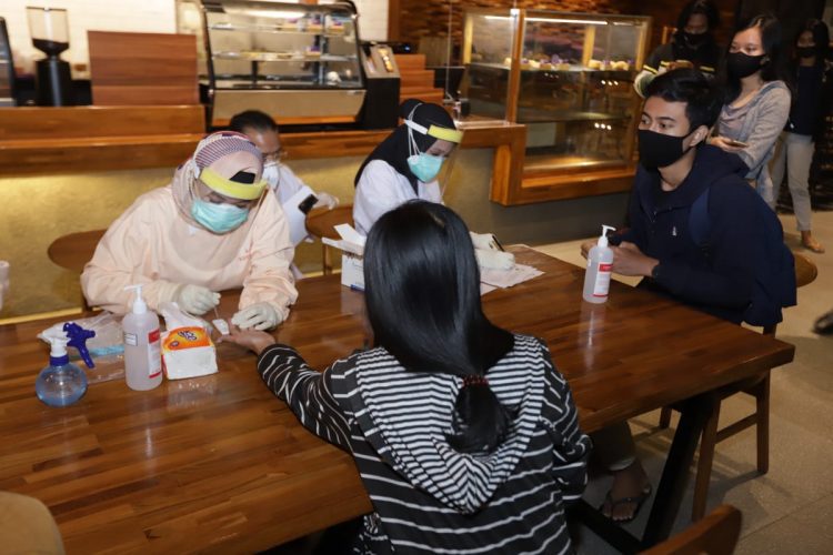 Pengunjung Cafe Dikota Malang Di Rapid Test, Hasilnya 12 Orang Reaktif