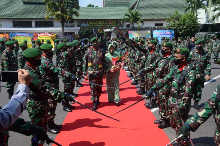 Dandim 0833 Ikuti Prosesi Penerimaan Kolonel Inf Irwan Subekti Sebagai Danrem 083 Baladhika Jaya