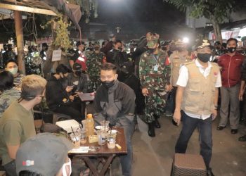 Temukan Pelanggaran Physical Disstancing, Tim Patroli Gabungan Langsung Melakukan Rapid Test Pengunjung Café