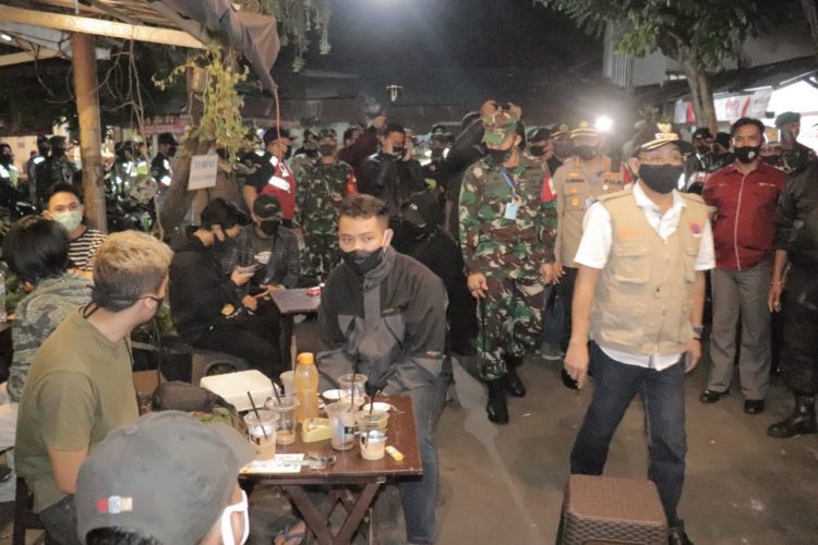 Temukan Pelanggaran Physical Disstancing, Tim Patroli Gabungan Langsung Melakukan Rapid Test Pengunjung Café