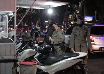 Jumlah Penularan Masih Tinggi, TNI Polri Kota Malang Bagi-Bagi Masker
