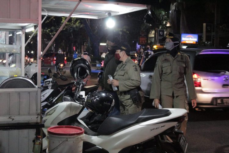 Jumlah Penularan Masih Tinggi, TNI Polri Kota Malang Bagi-Bagi Masker