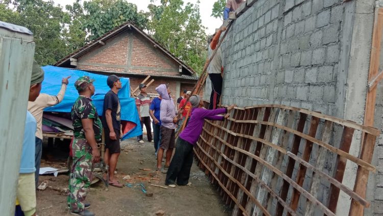 Warga Desa Ngepoh Bergotong Royong Bantu Satgas TMMD Ke 108