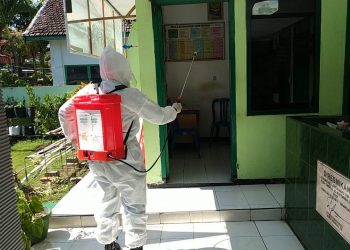 Kantor Koramil Lowokwaru Disemprot Disinfektan Oleh Anggotanya