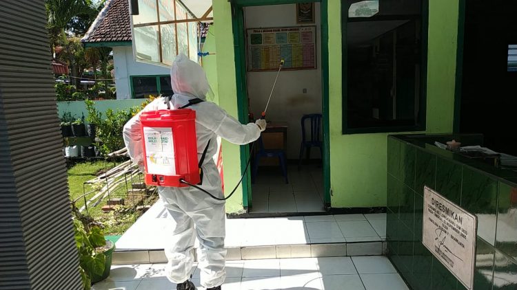 Kantor Koramil Lowokwaru Disemprot Disinfektan Oleh Anggotanya