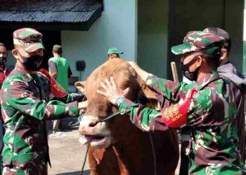 Tingkatkan Kepedulian Sosial dan Semangat Berbagi, Personel Kodim 0833 Bagikan Daging Qurban