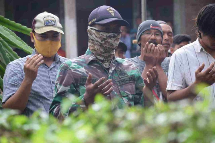 Sebelum Pelaksanaan TMMD Ke 108, TNI Dan Warga Desa Ngepoh Melaksanakan Doa Bersama