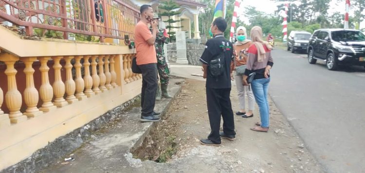 Satgas TMMD dan Warga Desa Ngepoh Terus Dipantau Kesehatannya Oleh Bidan Desa