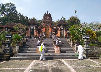 Babinsa dan Relawan Semprot Disinfektan Rumah Ibadah