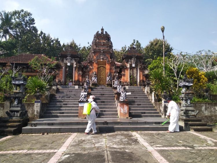 Babinsa dan Relawan Semprot Disinfektan Rumah Ibadah