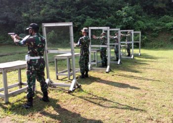 Latih Keterampilan Menembak, Prajurit Kodim 0833 Ikut Latbakjatri