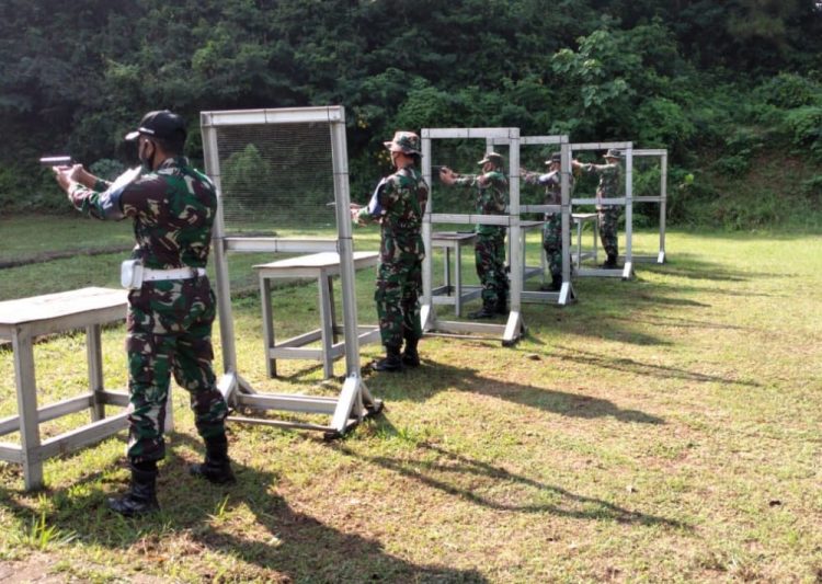 Latih Keterampilan Menembak, Prajurit Kodim 0833 Ikut Latbakjatri