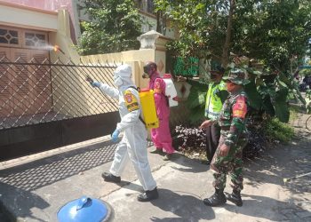 Babinsa Dan Warga RW 12 Sawojajar Laksanakan Penyemprotan Disinfektan