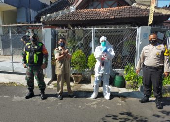 Babinsa Terus Dampingi Petugas Kesehatan Saat Melakukan Swap Ke Rumah Warga